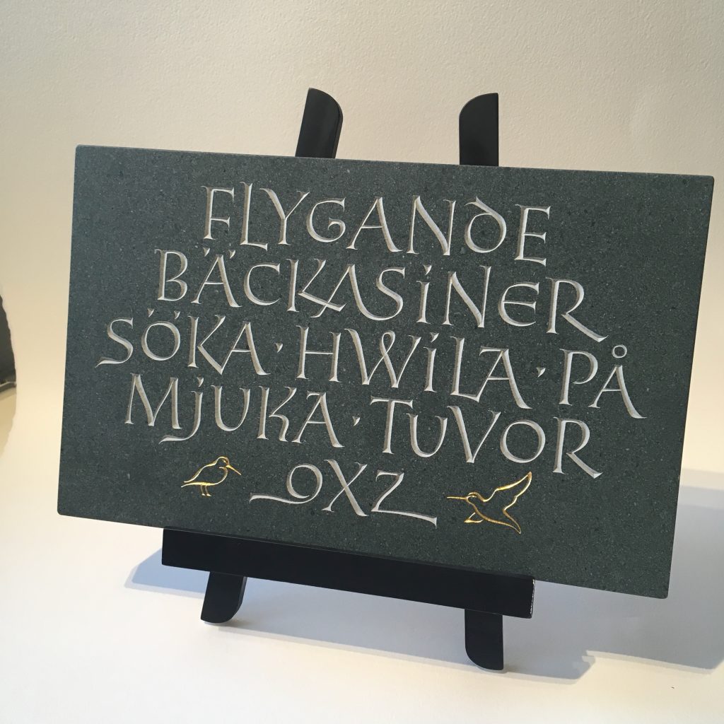 Det officiellt svenska pangrammet v-hugget i grönt skiffer.