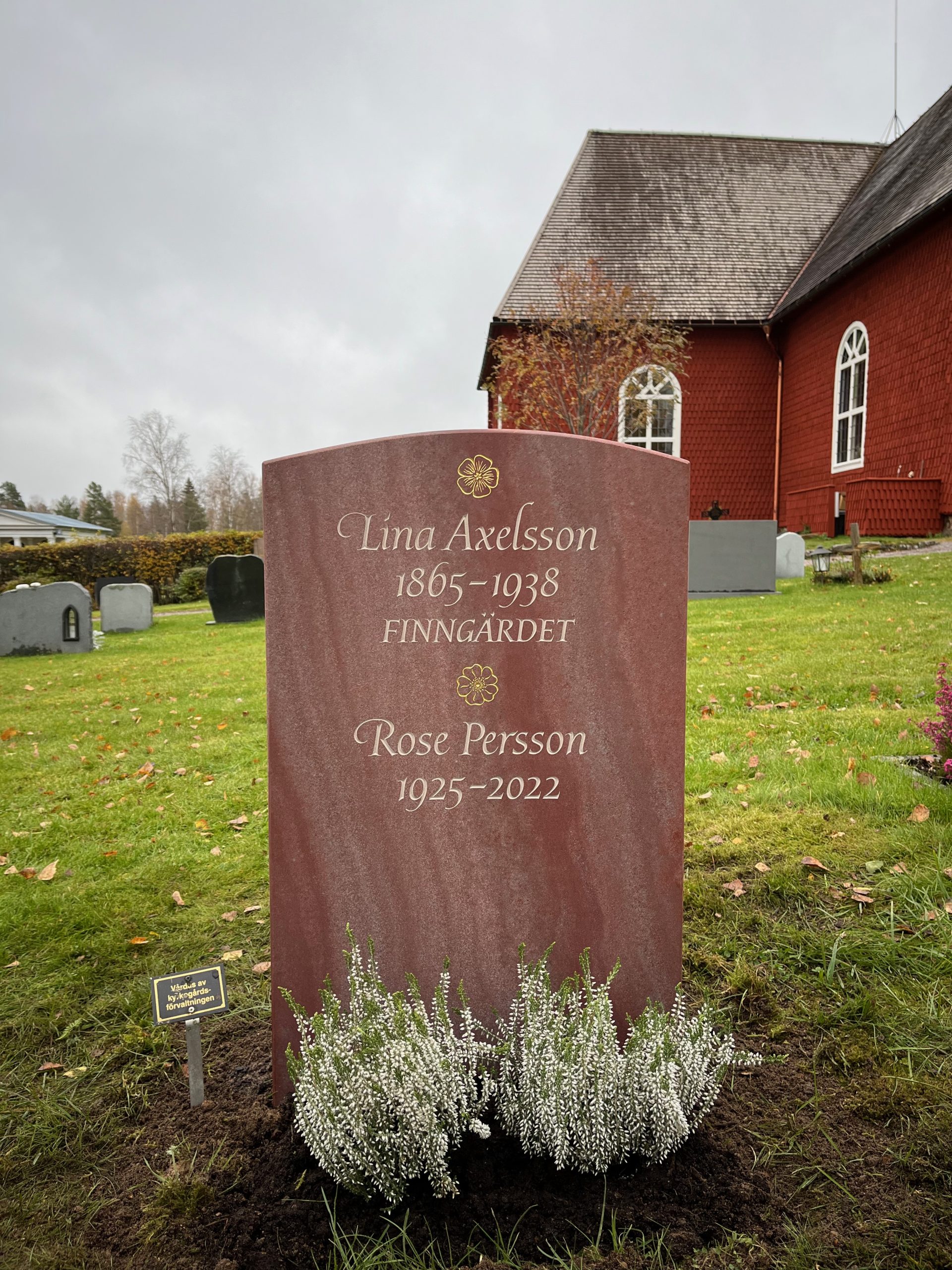 Headstone in red quartzite from Älvdalen, v-cut and painted.