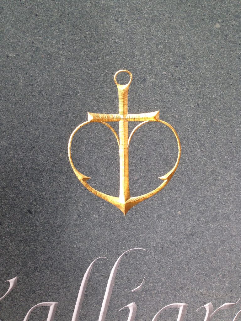 Kerstin Anckers variant av symbolen Tro, hopp och kärlek, förgylld med bladguld.