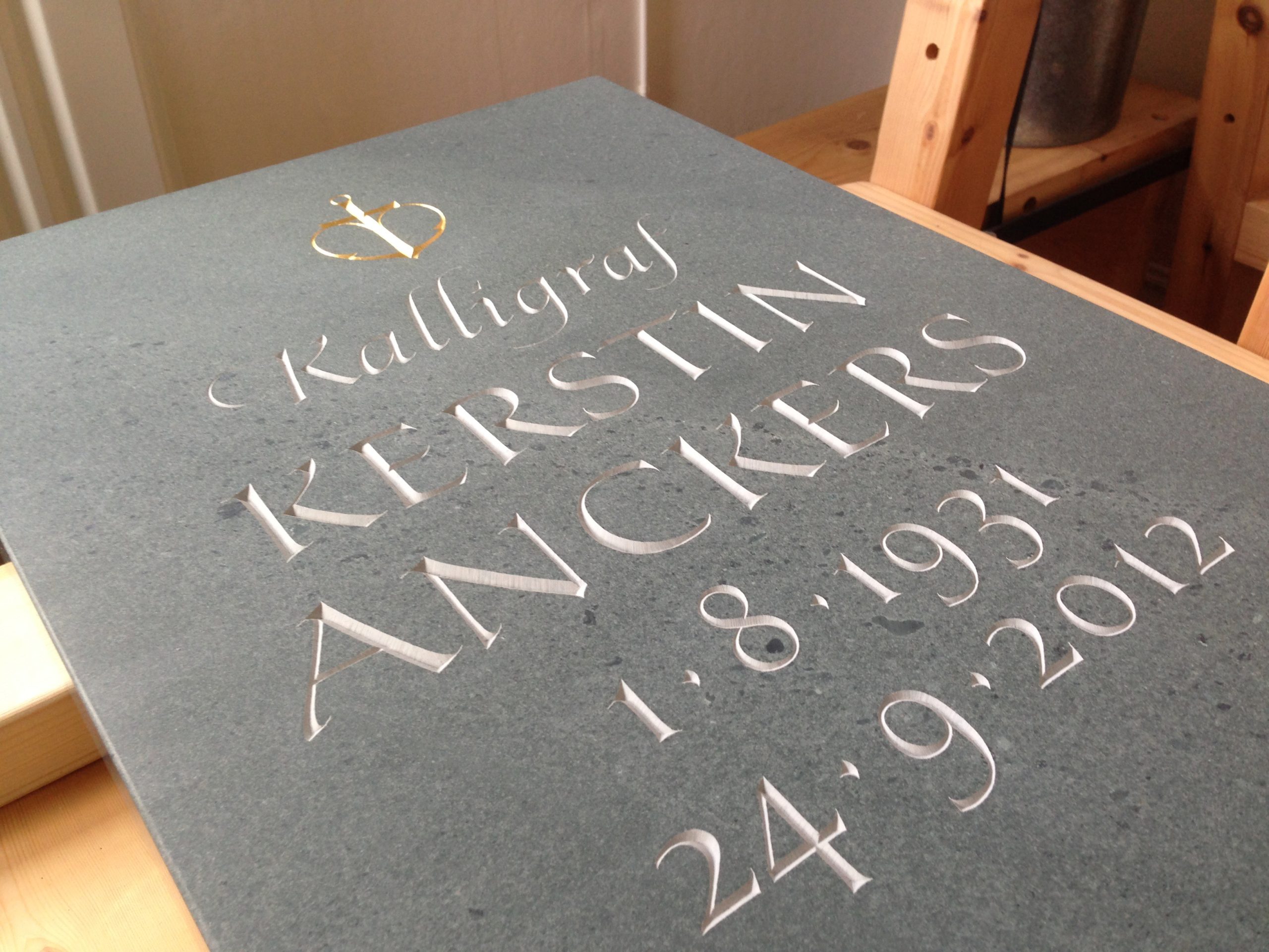 Kalligraf Kerstin Anckers gravsten.