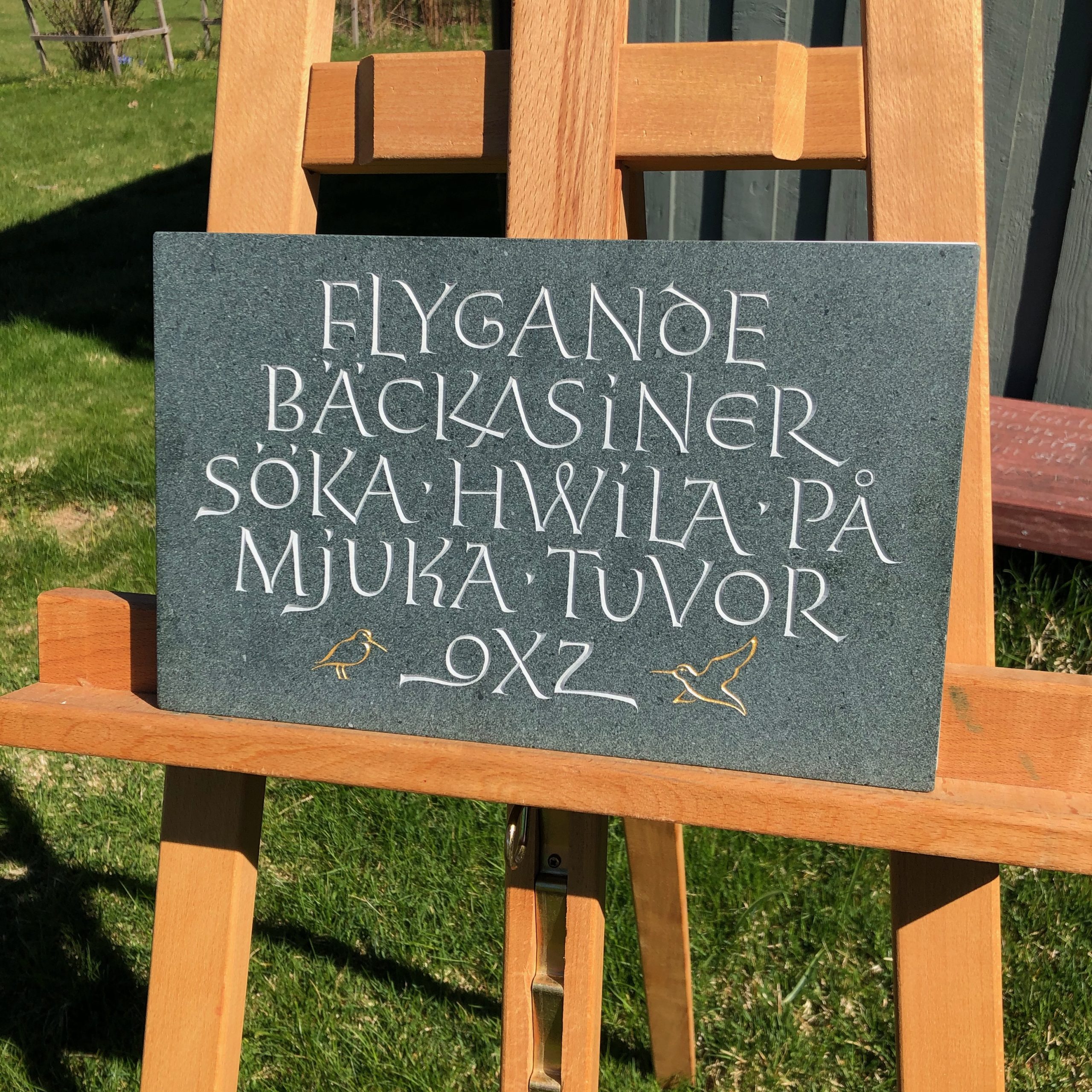 Pangram hugget i grönt skiffer.